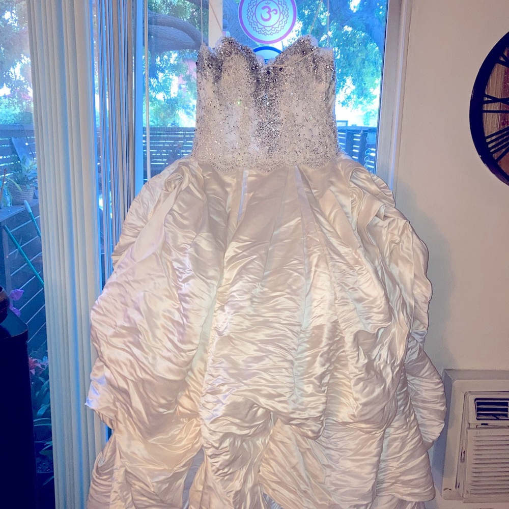 A One of a kind Baracci wedding gown or either evening gown can we use this both